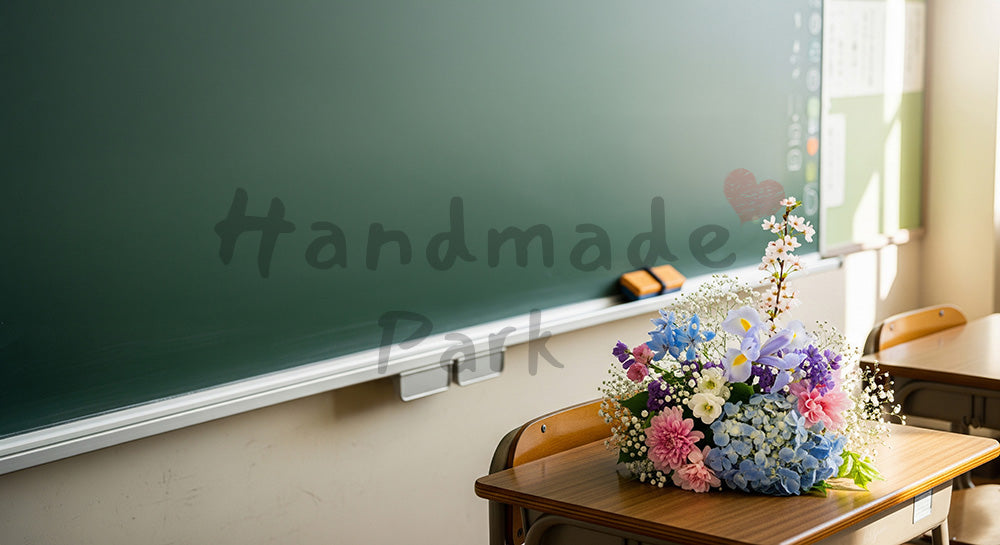 フリー素材 無料 写真｜文字なし黒板と花束 卒業案内に使える余白｜文字入れしやすい余白あり