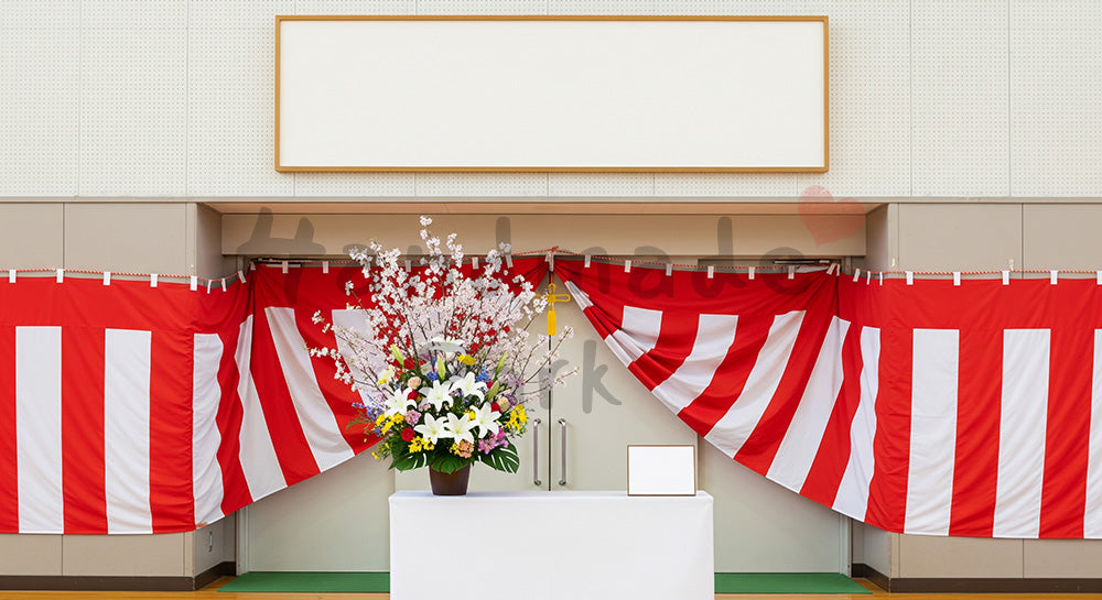 フリー素材 無料 写真｜卒業式会場入口の雰囲気 受付風で余白｜文字入れしやすい余白あり