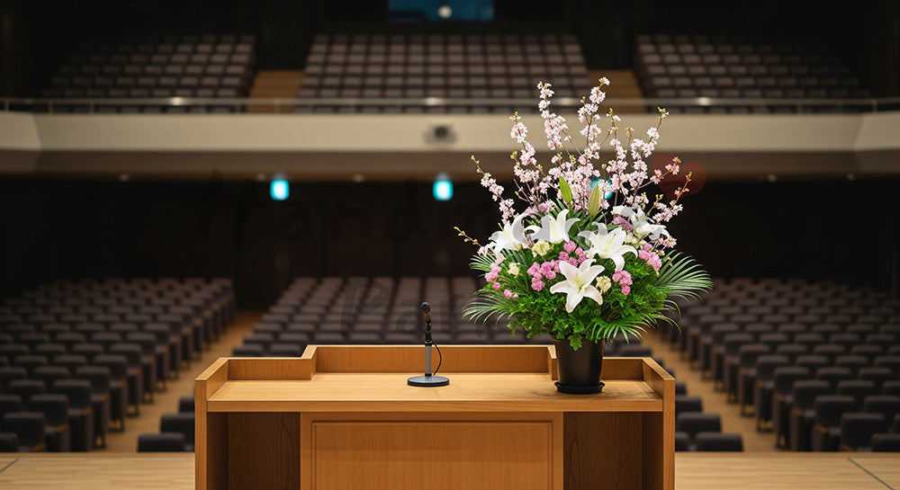 フリー素材 無料 写真｜卒業式ステージと演台 余白あり告知用素材｜余白を活かしたアイキャッチ