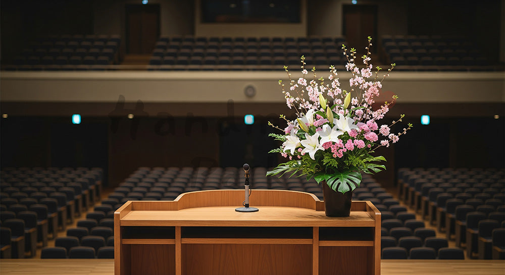 フリー素材 無料 写真｜卒業式ステージと演台 余白ありお知らせ用素材｜文字入れしやすい余白あり