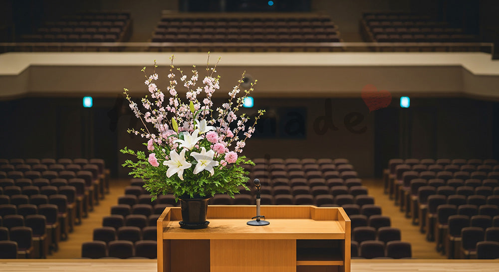 フリー素材 無料 写真｜卒業式ステージと演台 余白あり案内用素材｜余白たっぷりで見出しが入れやすい