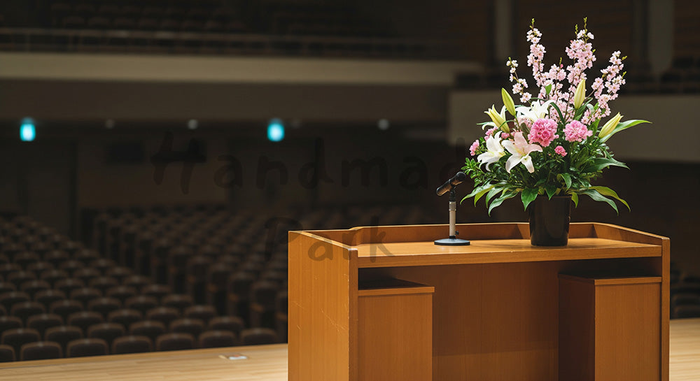 フリー素材 無料 写真｜卒業式ステージと演台 余白あり告知用素材｜テキストを載せやすい余白背景