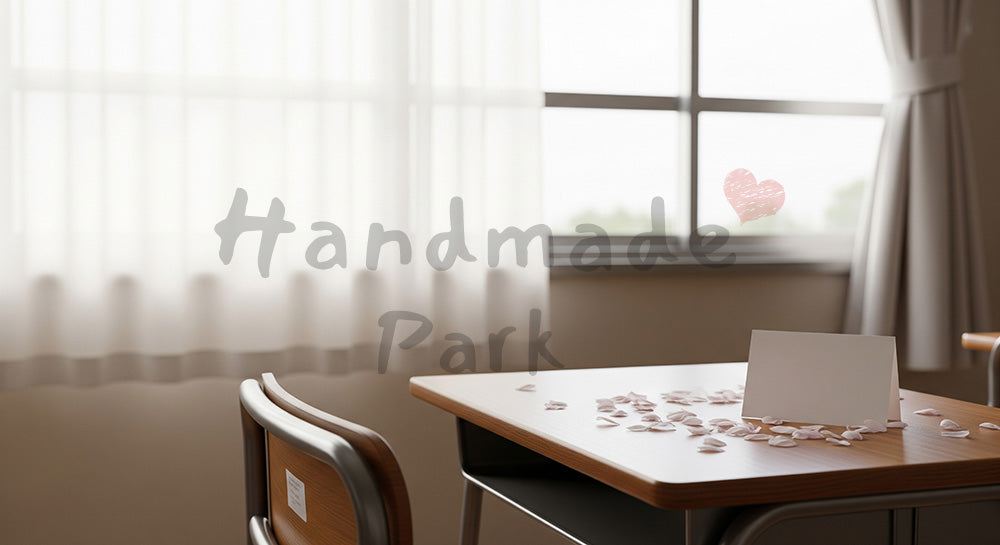 フリー素材 無料 写真|卒業 窓辺の春光と白紙カード 思い出記事に|告知画像に合わせやすい