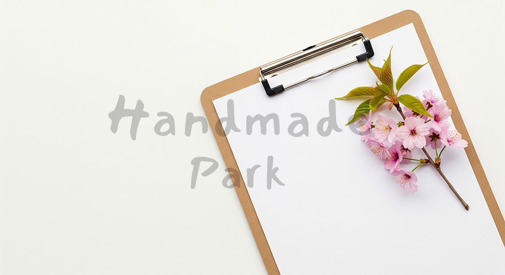 フリー素材 無料 写真｜白紙の式次第風クリップボード 桜と余白｜テキストを載せやすい余白背景