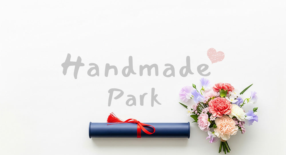 フリー素材 無料 写真｜白背景ミニマル 花と証書筒 卒業お知らせ｜テキストを載せやすい余白背景