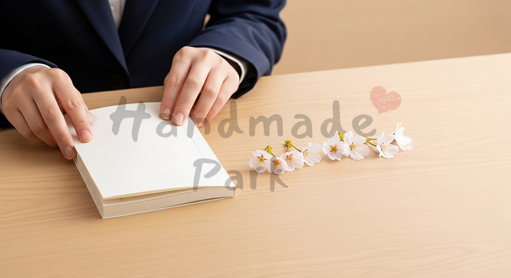 フリー素材 無料 写真|アルバムを閉じる手元 顔なし卒業の節目|告知画像に合わせやすい