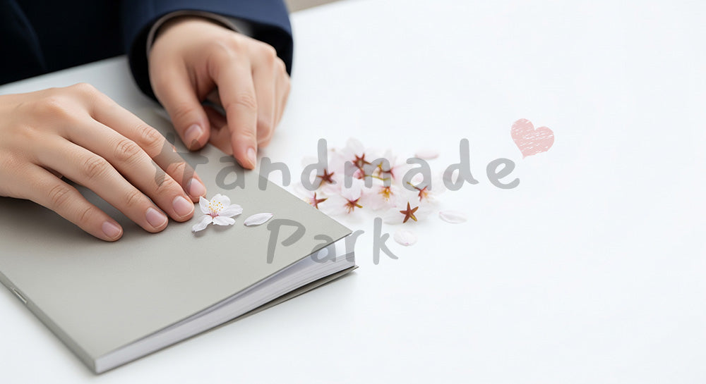 フリー素材 無料 写真|アルバムを閉じる手元 顔なし卒業の節目|特集ページの見出しに便利