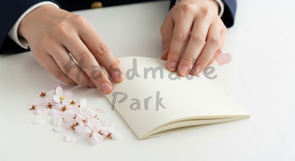 フリー素材 無料 写真|アルバムを閉じる手元 顔なし卒業の節目|LP・バナーに使える素材