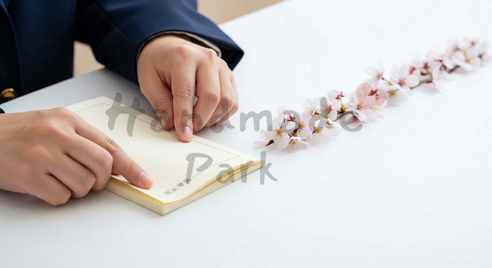 フリー素材 無料 写真|アルバムを閉じる手元 顔なし卒業の節目|SNS投稿のアイキャッチ向け