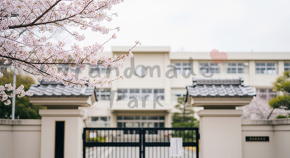 フリー素材 無料 写真｜特定不可の校舎と桜 卒業告知向け余白｜余白を活かしたアイキャッチ