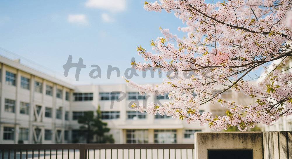 フリー素材 無料 写真｜特定不可の校舎と桜 卒業案内向け余白｜余白たっぷりで見出しが入れやすい