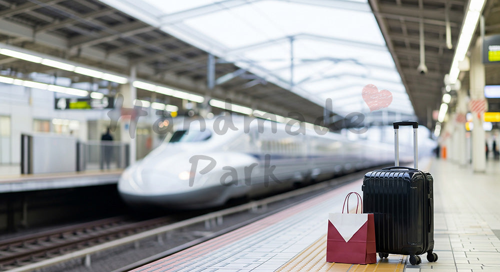 フリー素材 無料 写真|GW帰省イメージ 電車のホームと荷物 余白|余白たっぷりで見出しが入れやすい