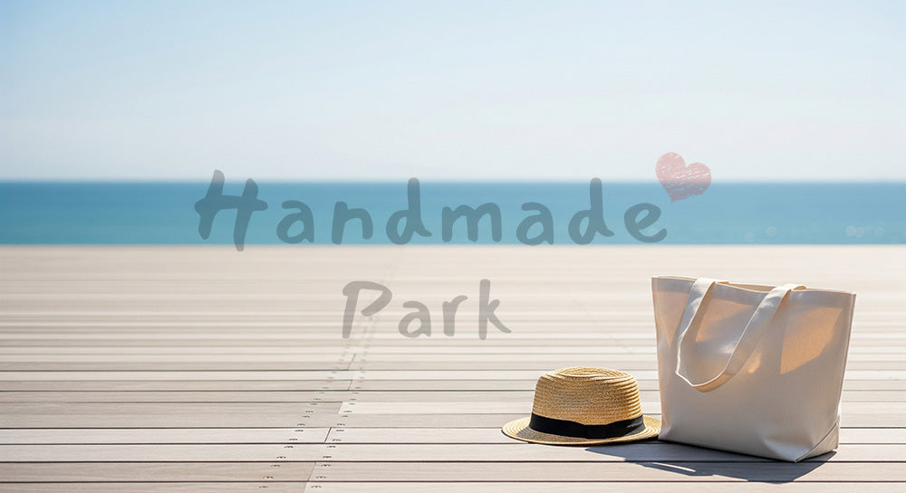 フリー素材 無料 写真｜GWの海辺お出かけ 帽子とトート 余白｜テキストを載せやすい余白背景