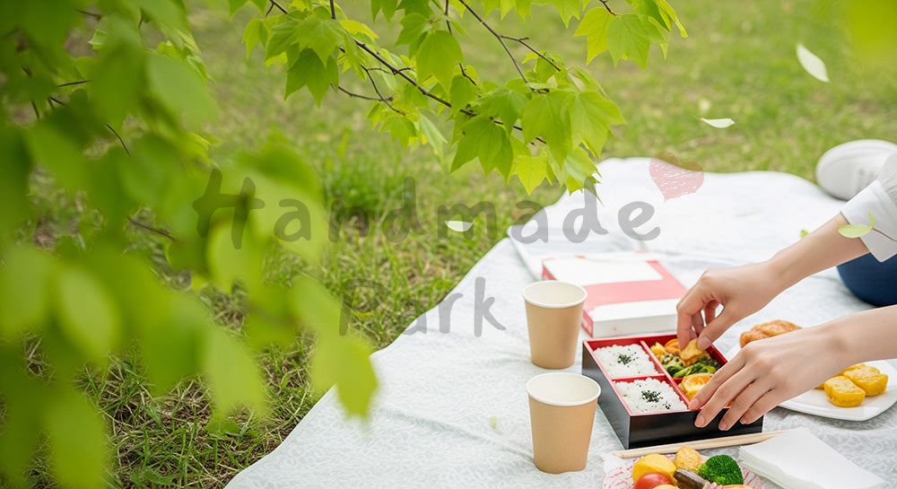 フリー素材 無料 写真｜GWピクニック 新緑の公園とお弁当 余白｜文字入れしやすい余白あり