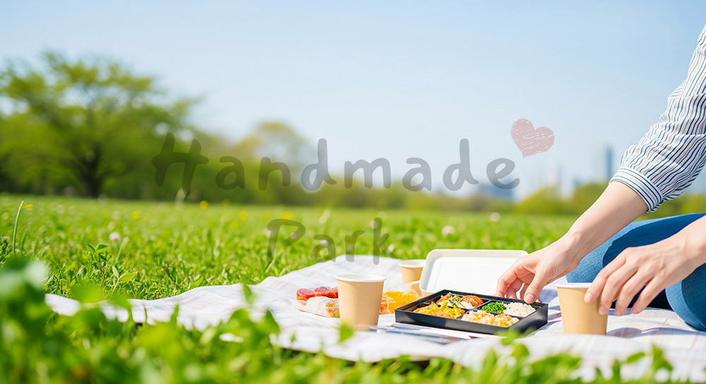 フリー素材 無料 写真｜GWピクニック 新緑の公園とお弁当 余白あり｜余白たっぷりで見出しが入れやすい