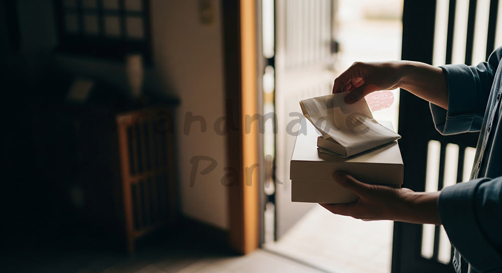 フリー素材 無料 写真｜GW帰省 手土産を持つ手元 玄関の余白｜余白たっぷりで見出しが入れやすい