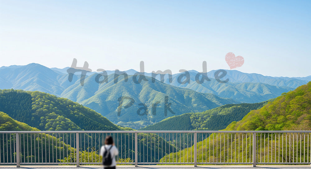フリー素材 無料 写真｜GW絶景スポット風 展望デッキと新緑 余白あり｜テキストを載せやすい余白背景