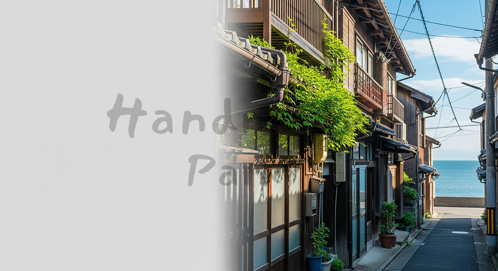 フリー素材 無料 写真|GW港町さんぽ 青空と路地のアイキャッチ(余白あり)|記事・スライドの差し込みに