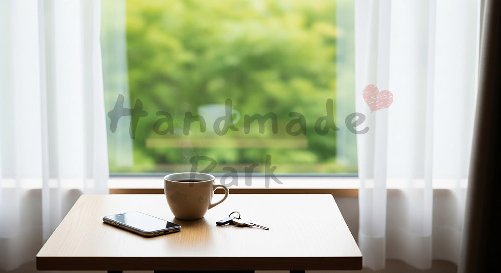 フリー素材 無料 写真｜GW旅先の朝 窓辺光とコーヒー 余白｜テキストを載せやすい余白背景