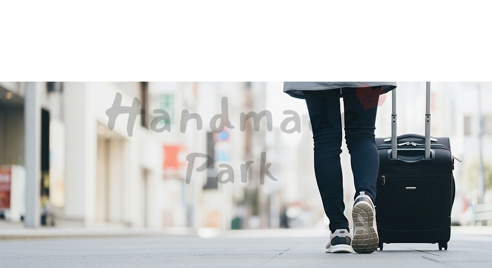 フリー素材 無料 写真｜GWお出かけ キャリーケースと足元 顔なし余白あり｜テキストを載せやすい余白背景