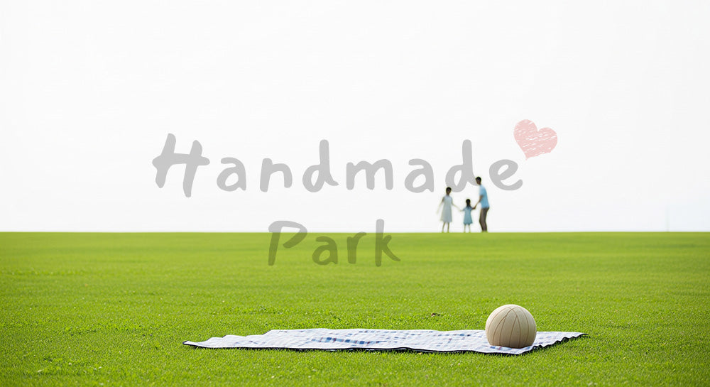 フリー素材 無料 写真|GW日帰りレジャー 芝生広場と遊び道具 余白|文字入れしやすい余白あり