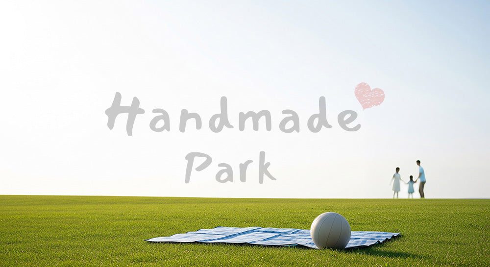 フリー素材 無料 写真|GW日帰りレジャー 芝生広場と遊び道具 余白あり|余白たっぷりで見出しが入れやすい