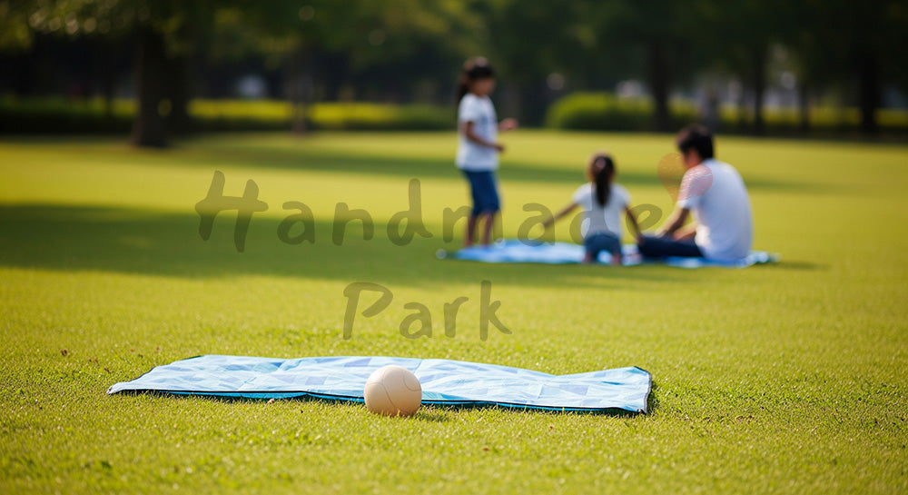 フリー素材 無料 写真｜GW日帰りレジャー 芝生広場と遊び道具 余白｜テキストを載せやすい余白背景