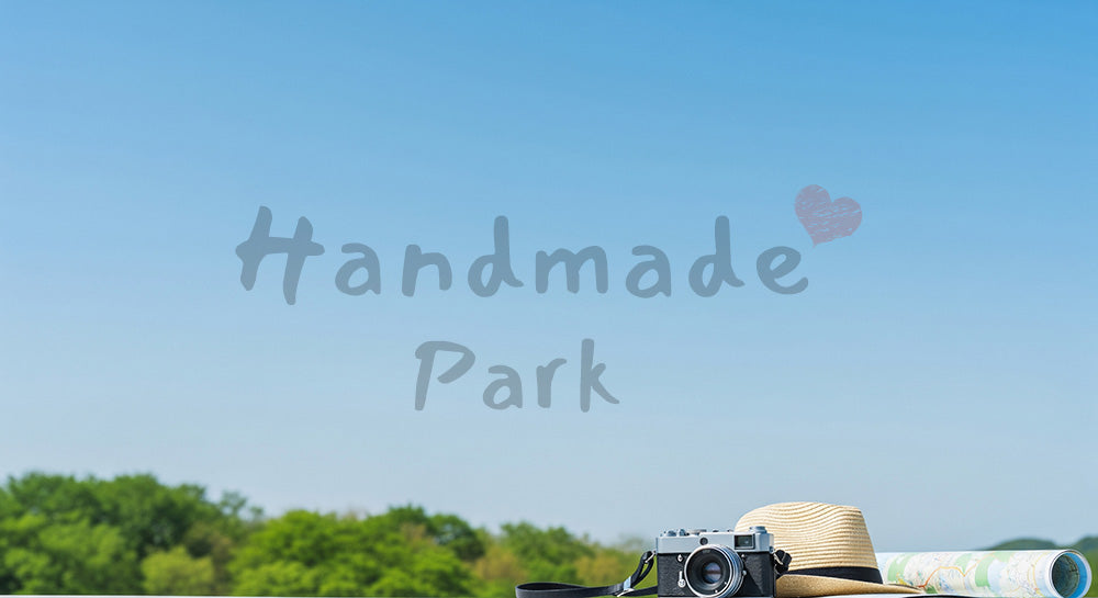 フリー素材 無料 写真｜GW観光PR向け シンプル背景と旅小物 大きな余白あり｜文字入れしやすい余白あり