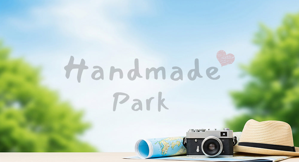 フリー素材 無料 写真｜GW観光PR向け シンプル背景と旅小物 大きな余白｜余白たっぷりで見出しが入れやすい