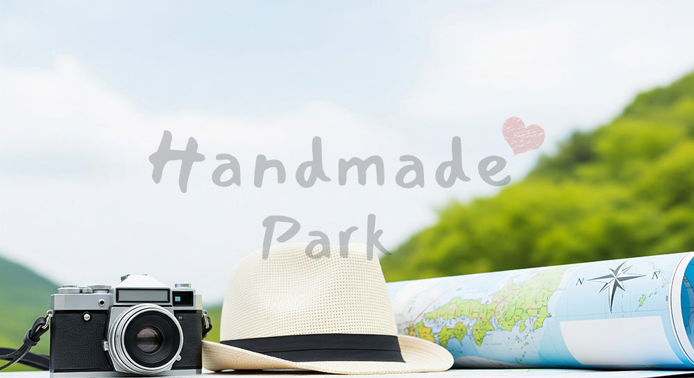 フリー素材 無料 写真｜GW観光PR向け シンプル背景と旅小物 大きな余白｜テキストを載せやすい余白背景