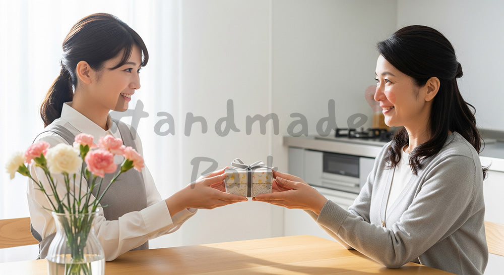 フリー素材 無料 写真｜母の日 ミニマルな カーネーションを手渡す親子の瞬間｜告知画像に合わせやすい