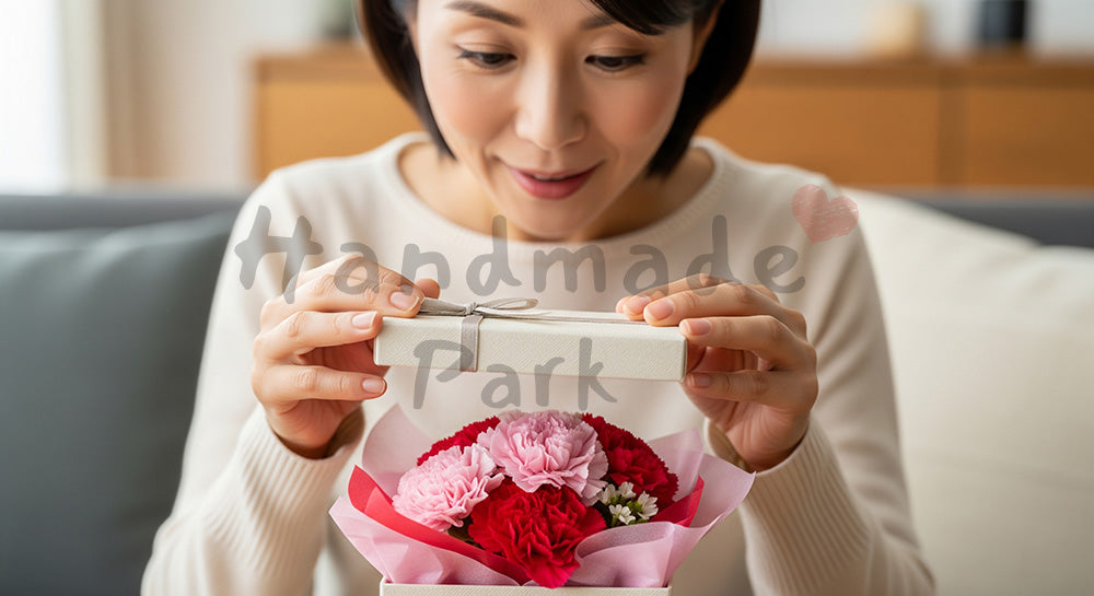 フリー素材 無料 写真｜母の日 温かい ギフト開封のワクワク感｜SNS投稿のアイキャッチ向け