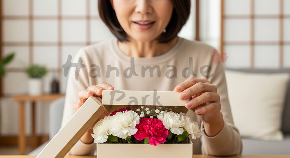 フリー素材 無料 写真｜母の日 ギフト開封のワクワク感｜SNS投稿のアイキャッチ向け