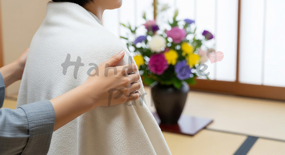 フリー素材 無料 写真｜母の日 温かい 思いやりが伝わるケアと花束｜告知画像に合わせやすい