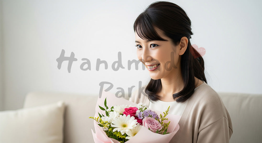 フリー素材 無料 写真｜母の日 花束を抱えるやさしい笑顔｜SNS投稿のアイキャッチ向け