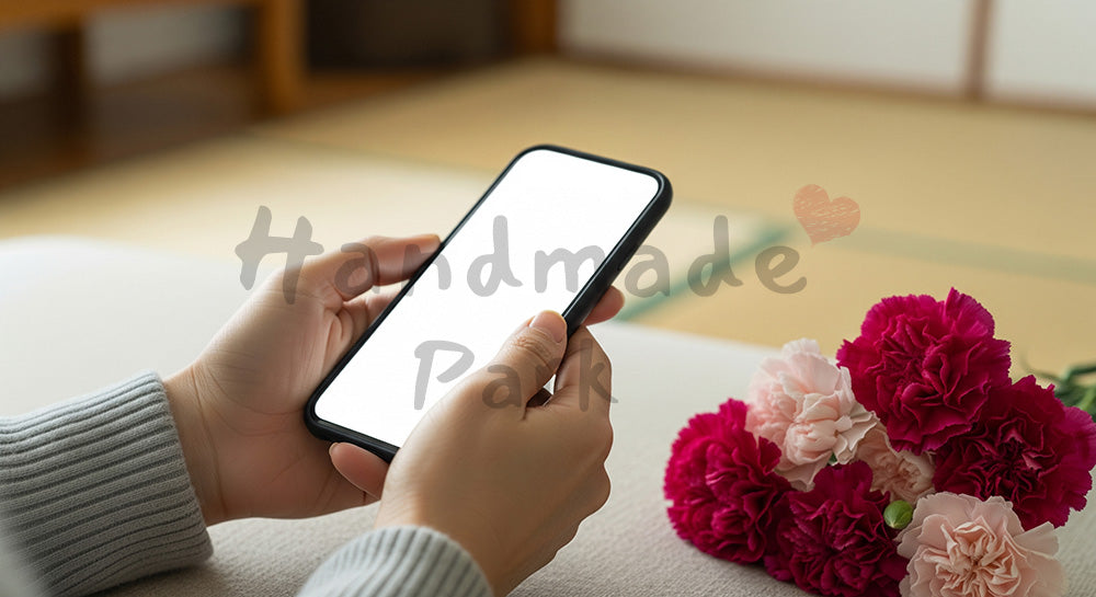 フリー素材 無料 写真｜母の日 シンプル スマホでギフトを選ぶ手元｜SNS投稿のアイキャッチ向け