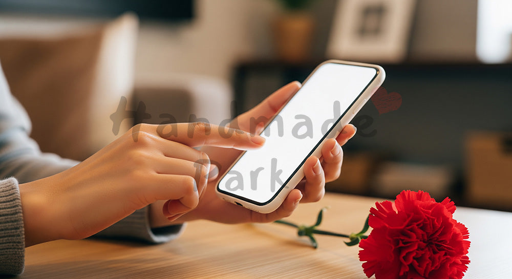 フリー素材 無料 写真｜母の日 ミニマルな スマホでギフトを選ぶ手元｜SNS投稿のアイキャッチ向け