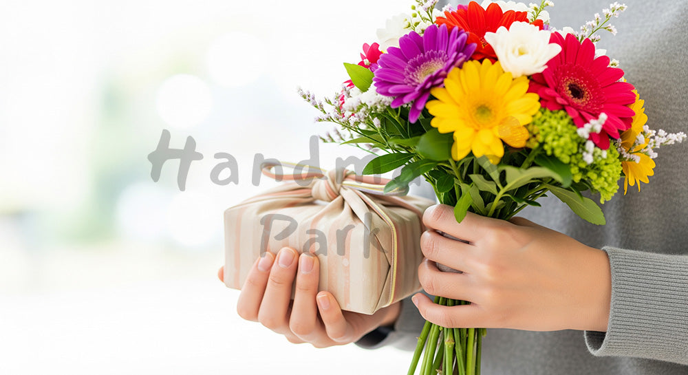 フリー素材 無料 写真｜母の日 シンプル 花束とギフトを持つ手元アップ｜コピーを載せやすい構図