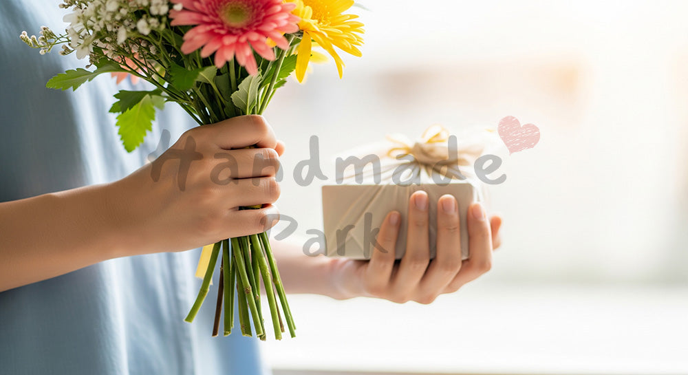 フリー素材 無料 写真｜母の日 ミニマルな 花束とギフトを持つ手元アップ｜SNS投稿のアイキャッチ向け