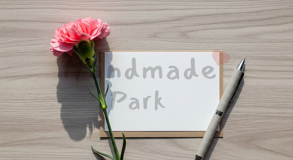 フリー素材 無料 写真｜母の日 無地カードと花でメッセージの雰囲気｜特集ページの見出しに便利