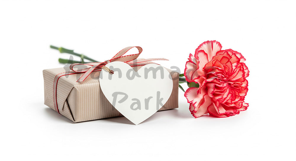 フリー素材 無料 写真|母の日 商品撮影風 プレゼントと無地タグ|記事・スライドの差し込みに