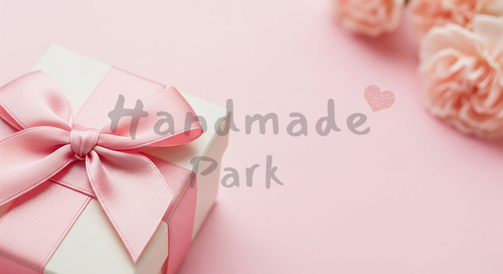 フリー素材 無料 写真｜母の日 リボン結びのアップと花の前ボケ｜LP・バナーに使える素材