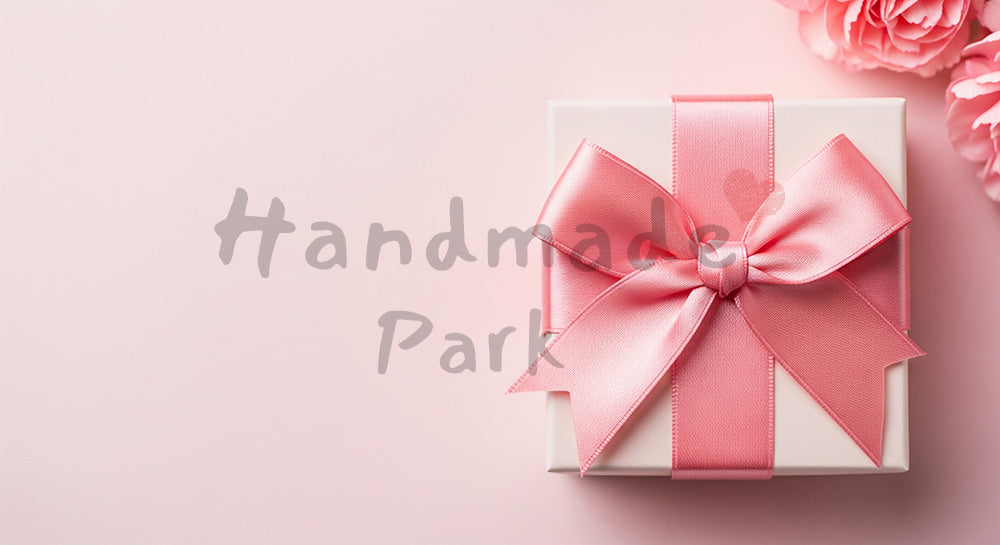 フリー素材 無料 写真｜母の日 やさしい リボン結びのアップと花の前ボケ｜特集ページの見出しに便利