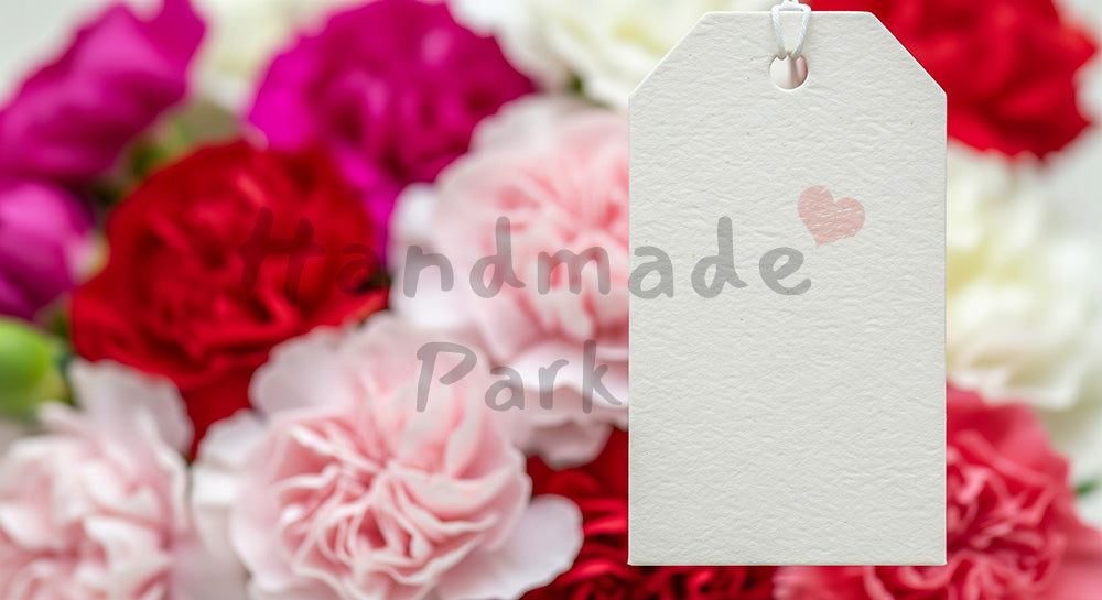 フリー素材 無料 写真｜母の日 シンプル 無地タグにピント 花束ボケ背景｜告知画像に合わせやすい