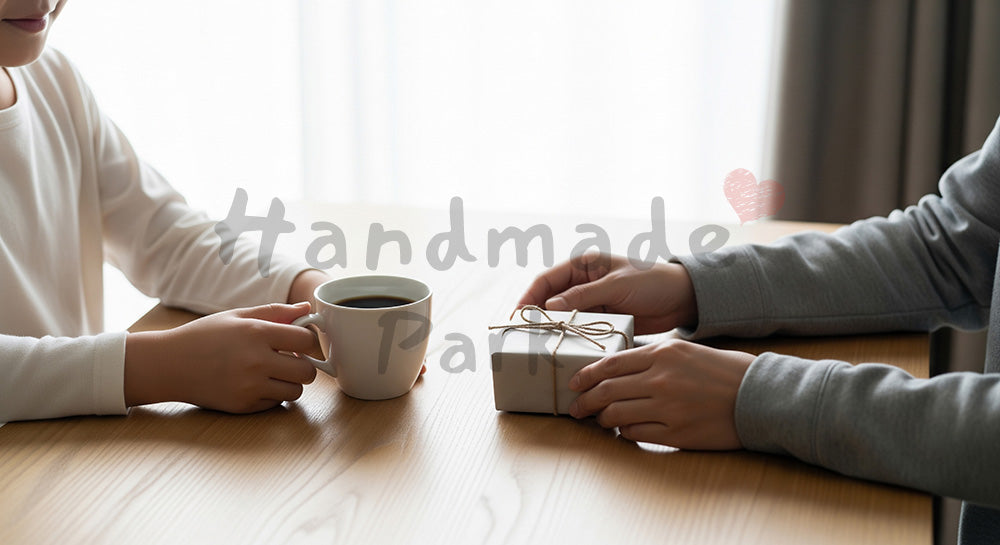 フリー素材 無料 写真｜父の日 コーヒーとギフトの朝時間 シーン｜ギフト訴求に使いやすい