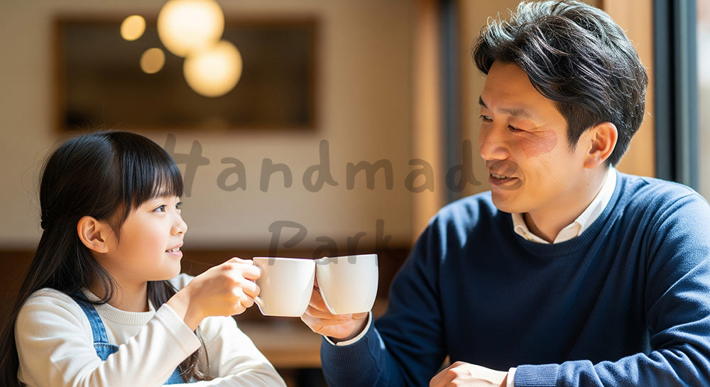 フリー素材 無料 写真|父の日 カフェでコーヒー乾杯 手元中心|キャンペーン告知に便利