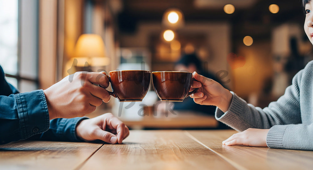 フリー素材 無料 写真｜父の日 カフェでコーヒー乾杯 手元中心 シーン｜LP・バナーに使いやすい