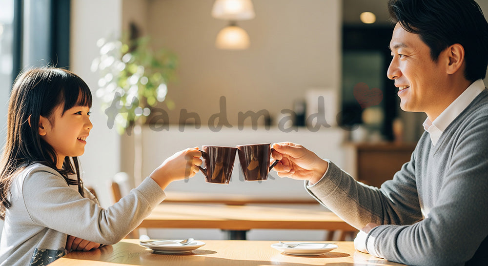 フリー素材 無料 写真｜父の日 カフェでコーヒー乾杯 手元中心 シーン｜キャンペーン告知に便利