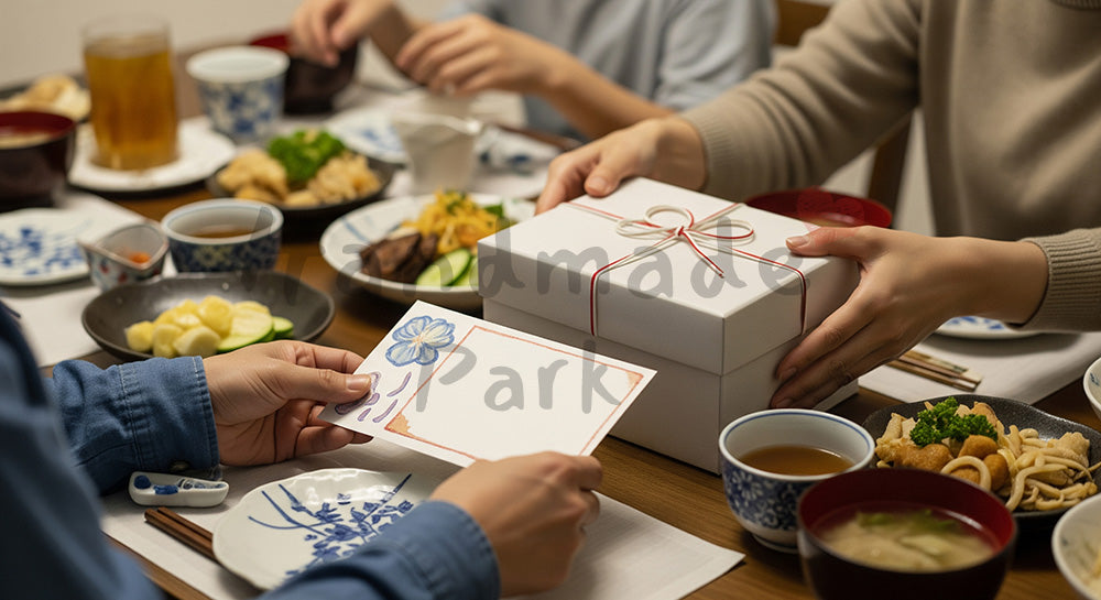 フリー素材 無料 写真｜父の日向け 食卓にギフトを添える家庭のシーン｜プレゼント特集の見出しに