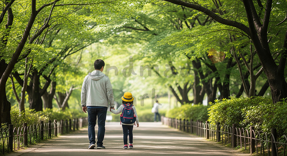 フリー素材 無料 写真｜父の日 公園で散歩する親子（後ろ姿）｜特集ページの見出しに
